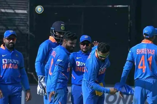 virat kohli, virat kohli ind vs aus, virat kohli catch, வீராட் கோலி, சூப்பர் கேட்ச், இந்தியா - ஆஸ்திரேலியா, Virat Kohli takes super catch, india vs australia 3rd odi, kohli jadeja, cricket news