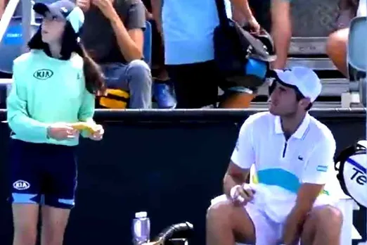 tennis player elliot benchetrit, elliot benchetrit asks ball girl to peel banana, benchetrit asks ball girl to peel banana, டென்னிஸ் வீரர் எலியட் பெஞ்செட்ரிட், டென்னிஸ் பந்து எடுத்துக்கொடுக்கும் பெண், ஆஸ்திரேலிய ஓப்பன் டென்னிஸ், வாழைப்பழத் தோலை உரித்துக் கொடுக்க சொன்ன எலியட் பெஞ்செட்ரிட், umpire jhon blom condemning elliot benchetrit, australia open tennis, french tennis player elliot benchetrit, ball girl video viral, tennis player elliot benchetrit viral video