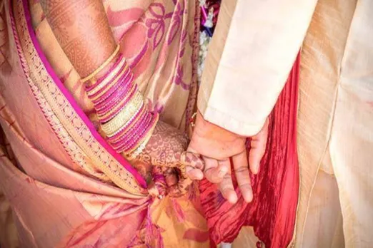 Groom’s father bride’s mother ‘eloped’ Surat appear before police 165477 - சூரத்தில் மாயமான மணமகனின் தந்தை, மணமகளின் தாய் போலீஸ் முன்பு ஆஜர்
