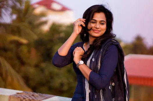 actress ramya pandian new year photo - புத்தாண்டுக்கு ரம்யா பாண்டியனிடம் இருந்து இப்படி ஒரு போட்டோவை எதிர்பார்க்கல