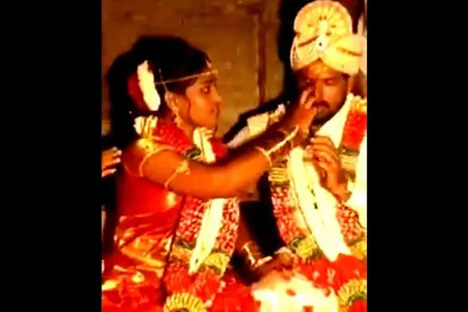 bride helping groom at wedding ceremony, மணமகனின் கண்களில் விழுந்த தூசியை துடைத்த மணமகள், திருமண வீடியோ வைரல், bride helping groom remove eye dust, marriage video viral, bride remove eye dust viral video