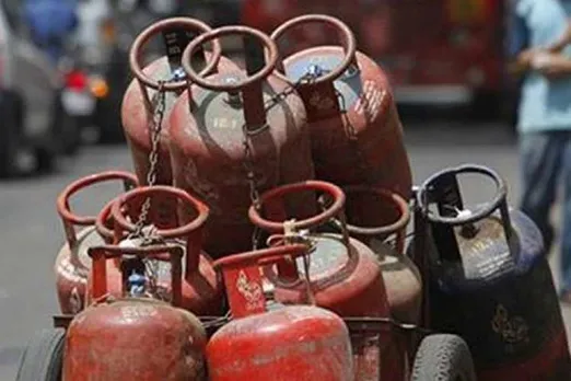 சிலிண்டர் டெலிவரிக்கு கூடுதல் கட்டணம் வசூலித்தால் வினியோக உரிமம் ரத்து
