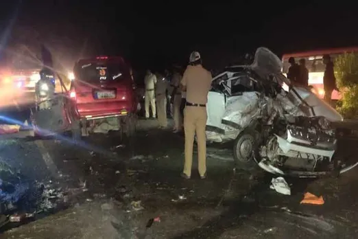 karnataka, tumkur, car, road accident, krishnagiri, tamilars, barricard, dead, injured, police, enquiry,