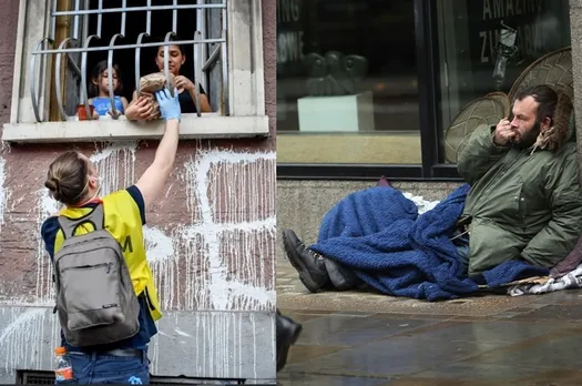 coronavirus Italy mafia gangs provide food to the poor by looting from shopping malls