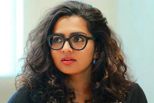 2 கதை தயார்: இயக்குநர் அவதாரமெடுக்கும் பார்வதி!