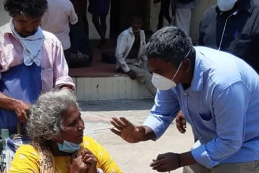 kerala ngo Theruvoram, kerala covid 19 rescue ngo, கேரளா என்ஜிஓ தெருவோரம், முருகன் எஸ், எஸ் முருகன், பிச்சை எடுத்த சிறுவன் கேரளாவில் வீடற்றவர்களின் பாதுகாவலரான கதை, கொரோனா வைரஸ், கோவிட்-19, பொது முடக்கம், s murugan Theruvoram ngo, indian express corona series, indian express covid 19 facebook series, stories of strength