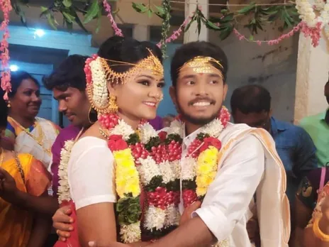 சீரியலில் வில்லி... நிஜத்தில் கணவரை சுற்றி சுற்றி காதலிக்கும் சராசரி பெண் பாரதா நாயுடு!