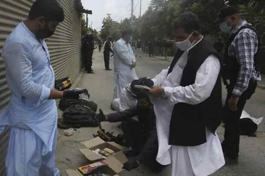 pakistan news, pakistan latest news, pakistan stock exchange, pakistan stock exchange attack, பாகிஸ்தான் பங்குச் சந்தை கட்டிடம் மீது தாக்குதல், பாகிஸ்தானில் பயங்கரவாத தாக்குதல் 10 பேர் பலி, pakistan stock exchange attack today, terrorist attack in pakistan, terrorist attack in pakistan today, இம்ரான் கான் கான் கண்டனம், terrorist attack in pakistan latest news, Terror Attack in Karachi, Terror Attack in Karachi news