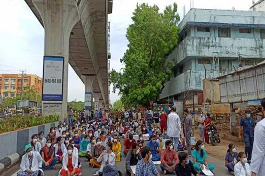 ஹைதராபாத்தில் மருத்துவர்கள் மீது தாக்குதல் - கொரானாவுக்கு பலியானவரின் உறவினர்கள் அட்டகாசம்
