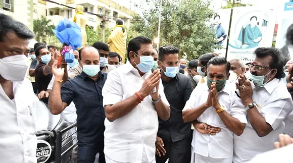 சர்ச்சை முழக்கம்; கண்டுகொள்ளாத ஓபிஎஸ்- இபிஎஸ்: அதிமுக ஆலோசனை கூட்ட காட்சிகள்