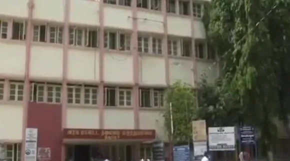 2 covid-19 patients death due to oxyzen suppyly stop because of power cut in hospital tirupur govt hospital, 2 covid-19 patients death, 2 covid-19 patients death due to oxyzen suppyly stop, திருப்பூர், அரசு மருத்துவமனை, 2 கொரோனா நோயாளிகள் மரணம், 2 covid-19 patients death because of power cut in hospital, tirupur govt hospital corona ward