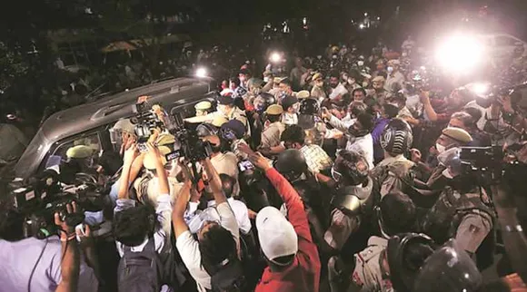 hathras gangrape, hathras gangrape victim cremation, ஹத்ராஸ் கூட்டு பாலியல், தலித் பெண் கூட்டு பாலியல் பலாத்காரம், நள்ளிரவில் உடல் தகனம், up police hathras, உத்தரப் பிரதேசம், hathras up police, hathras rape victim creamation, hathras gangrape victim dies, உடலை வீட்டுக்கு கொண்டு செல்ல போலீஸ் மறுப்ப், hathras rape victim cremation up police, up news