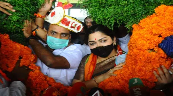 ஆளுயர மாலையால் குஷ்புவை திணறடித்த தமிழக பாஜக: காங்கிரஸை தாக்கி பேட்டி