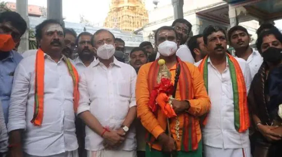 palni murugan temple, palani murugan temple complaint on l murugan, பாஜக, வேல் யாத்திரை, பழனி கோயில் நிர்வாகம் எல் முருகன் மீது புகார், விதிகளை மீறி பழனி மூலவரை புகைப்படம் எடுத்த பாஜக, bjp leader l murugan, bjp vel yathra, agama rules break photo captured, bjp tamil nadu, vel yathra