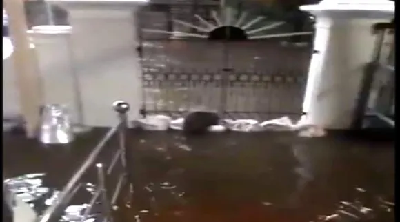 nivar cyclone, karunanidhi house, floods around kanunanidhi house, கருணாநிதி வீட்டை சூழ்ந்தது தண்ணீர், திமுக, கோபாலபுரம், வீடியோ, gopalapuram karunanidhi house in water, chennai, nivar cyclone, rain in chennai, floods in chennai, dmk karunanidhi house video