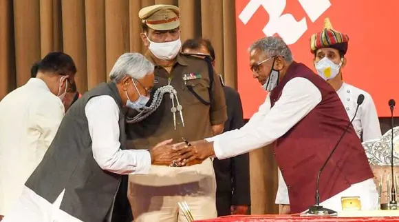Nitish Kumar, நிதிஷ் குமார், பீகார் முதல்வராக நிதிஷ் குமார் பதவியேற்றார், நிதிஷ் குமார் பதவியேற்பு விழா, Nitish Kumar swearing in, Bihar swearing in ceremony, பீகார் முதல்வர் பதவியேற்பு விழா, பீகார், RJD, RJD Nitish Kumar swearing in ceremony பாஜக, ஆர்ஜேடி, ஜேடியு, பாஜக, bjp, bihar two deputy cm