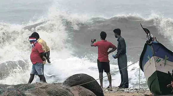 nivar cyclone, ndrf, tndrf, chennai ready to face nivar cyclone, நிவர் புயல், சென்னை நிவர் புயல் மீட்பு நடவடிக்கை, நிவர் புயல் செய்திகள், nivar cyclone news, nivar cyclone latest news, nivar cyclone updates, nivar landfall when, meteorological updates, நிவர் புயல் எப்போது கரையைக் கடக்கும், நிவர் புயல் பாதிப்பு, chennai corporation action on nivar cyclone