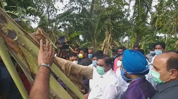 nivar cyclone, nivar cyclone affected area, நிவர் புயல், முதல்வர் பழனிசாமி ஆய்வு, கடலூரில் பயிர்கள் சேதம், வாழைத் தோப்புகளை பார்வையிட்ட முதல்வர், cm palaniswami visits cuddalore, cm palaniswami inspection at banana trees farm