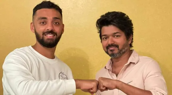 Varun Chakravarthy meets Vijay, cricket player varun chakravarthy meets vijay, வருண் சக்ரவர்த்தி, விஜய், வருண் சக்ரவர்த்தி விஜய் புகைப்படம், வைரல் வீடியோ, varun chakravarthy vijay meet photo goes viral, vijay varun chakravarthy, kkr player varun chakravarthy, tamil viral news, varun chakravrthy trending