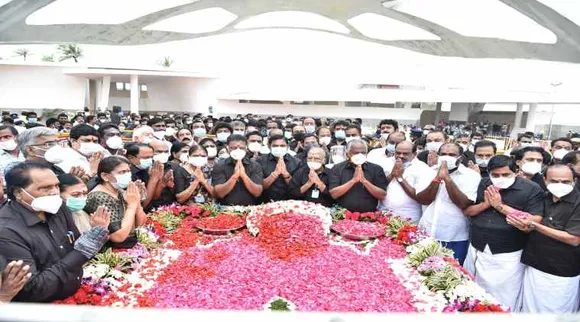 ஜெயலலிதா நினைவு தினம்: சட்டமன்றத் தேர்தலில் வெற்றிவாகை சூட  அதிமுகவினர் உறுதி ஏற்பு
