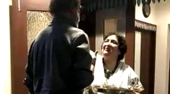 Rajinikanth, rajinikanth Welcome by his Wife Latha, latha rajinikanth, rajinikanth discharged from hospital, ரஜினிகாந்த், லதா ரஜினிகாந்த், ஆரத்தி எடுத்து வரவேற்ற லதா ரஜினிகாந்த், ரஜினிகாந்த் உடல்நிலை, rajinikanth return to home, chennai, rajinikanth health, rajiniknath latest health report