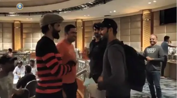 Rohit Sharma joins Team India in Melbourne -- அட... ஹிட் மேனுக்கு என்ன வரவேற்பு? இந்திய அணியுடன் ரோகித் சர்மா இணைந்த வீடியோ