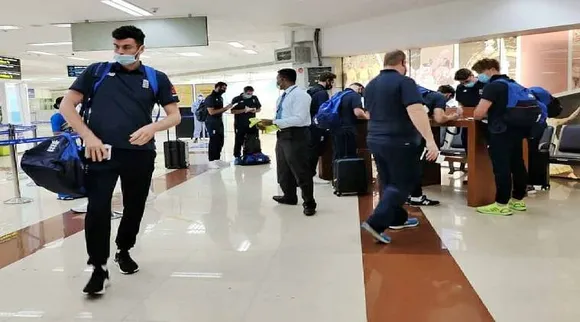 England team arrives Chennai airport for 1st India - England test -சினிமாவுக்கு 'எஸ்'... கிரிக்கெட்டுக்கு 'நோ': பூட்டிய ஸ்டேடியத்தில் சென்னை டெஸ்ட்.