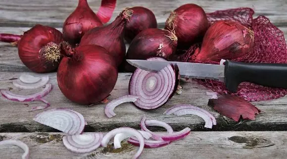 How to cut onions perfectly and easily by celebrity chef Kunal Kapur - அட, வெங்காயம்... அதையும் இப்படி நறுக்கினால்தான் ஈஸி!
