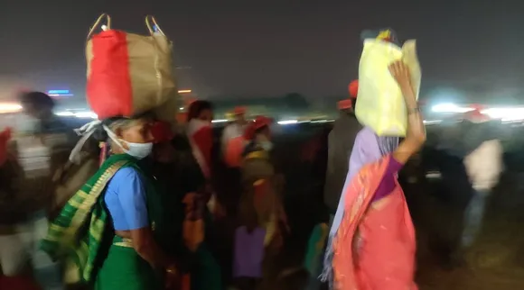 Rotis bag on women head delhi farmers protest update tamil news