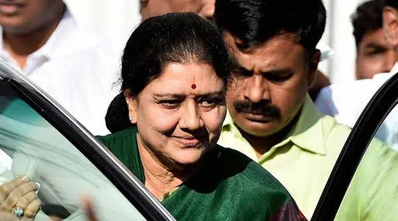 அதிமுக சிலரின் சொந்த விருப்பு வெறுப்புகளால் சிதைந்துவிடக் கூடாது - சசிகலா