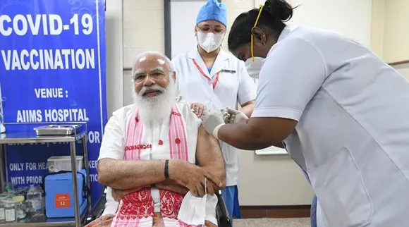 கொரோனா தடுப்பூசி செலுத்திக்கொண்ட பிரதமர் மோடி : ட்விட்டரில் வெளியான புகைப்படம்