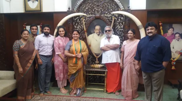 பிரபு வீட்டில் 'வேட்பாளர்' குஷ்பூ: மொத்த குடும்பமும் திரண்டு வரவேற்பு