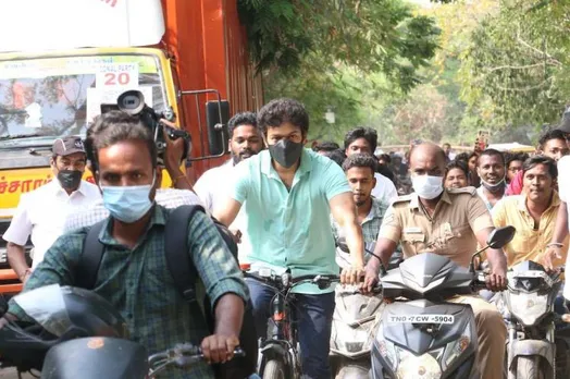 சைக்கிளில் வந்து வாக்களித்த நடிகர் விஜய்!