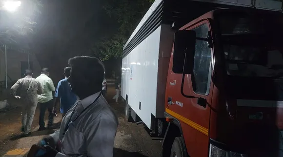 லயோலா கல்லூரி வளாகத்தில் மர்ம வாகனம் : வாக்கு இயந்திர பாதுகாப்பை ஆய்வு செய்த ம.நீ.ம வேட்பாளர்