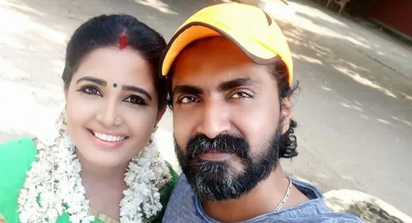 மாங்காய் தோட்டத்தில் பிரபல சீரியல் ஜோடி: சிம்பாலிக்கா ஏதோ சொல்றாப்ல..!