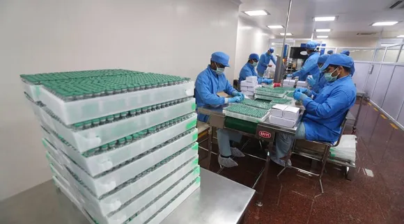 Serum institute of india slashes Covishield price, sii slashes covidshield prices for States, கோவிஷீல்டு தடுப்பூசி, சீரம் இந்தியா நிறுவனம், அடார் பூனாவல்லா, கொரோனா தடுப்பூசி விலை குறைப்பு, கோவிட் 19 தடுப்பூசி, கோவிஷீல்டு விலை குறைப்பு, covishield price slashes to Rs 300/dose, SII, SII CEO Adar Poonawalla, covid 19 vaccine price slashes, covid 19, coronavirus