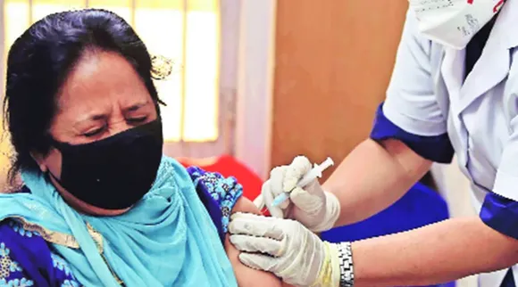 COVID 19 vaccination, covid 19 vaccine, menstruation, கோவிட் 19, கொரொனா தடுப்பூசி, கோவிட் 19 தடுப்பூசி, சோசியல் மீடியா வதந்தி, பீரியட் நேரத்தில் தடுப்பூசி போடலாமா Government debunks social media rumours, may 1