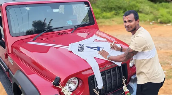 பரிசாக வந்த காரை தனது பயிற்சியாளருக்கு வழங்கிய நடராஜன் : குவியும் வாழ்த்துக்கள்