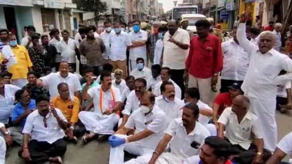 Tamilnadu assembly election 2021: kovai south constituency vanathi Srinivasan’s aide distributes money to voters
