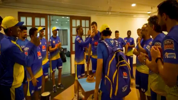 IPL 2021 Cricket news in tamil Coach Stephen Fleming Celebrates his Birthday; MS Dhoni And CSK Teammates applauds