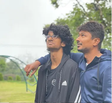 இன்பநிதி இவ்ளோ வளர்ந்துட்டாரா..! ஹாயாக தோளில் கை போட்ட உதயநிதி