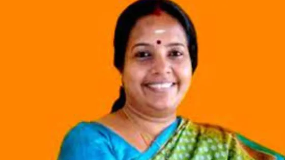 தாமரை சின்னம் அணிந்து வாக்களித்த வானதி சீனிவாசன்; தேர்தல் ஆணையத்திடம் திமுக புகார்