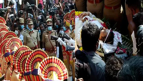 விவேக் இறுதி ஊர்வலம்: போலீஸ் மரியாதையுடன் உடல் அடக்கம்