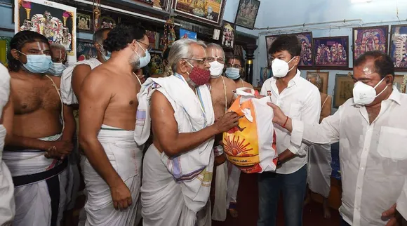 Udhayanidhi Stalin, thiruvallikkeni temple priests, dmk, udhayanidhi provides relief things to temple priests, chepauk - Thiruvallikkeni, உதயநிதி ஸ்டாலின், திருவல்லிக்கேணி, கோயில் குருக்களுக்கு நிவாரணப் பொருட்கள் வழங்கிய உதயநிதி, திமுக, DMK, DMK politics, udhayanidhi mla