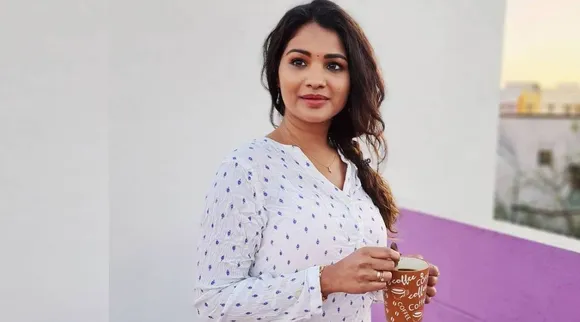Sharanya thuradi serves foods, Sharanya thuradi food delivery, actress sharany athuradi, நடிகை சரண்யா துராடி, சரண்யா துராடி, லாக்டவுன், கொரோனா, உணவு அளிக்கும் சரண்யா துராடி, Sharany Thuradi helps affected people, corona lockdown, covid 19