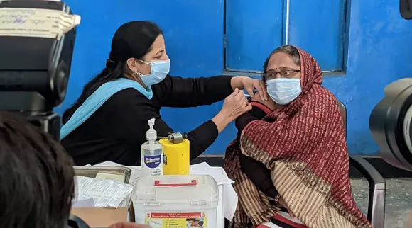 ஒரே நாளில் 82.7 லட்சம் டோஸ்; தடுப்பூசி செலுத்துவதில் புதிய சாதனை