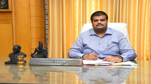 பெற்றோரை இழந்த குழந்தைகளிடம் ஆட்சியர் உருக்கம்: 'நானும் கொரோனாவுக்கு தந்தையை இழந்து தவிக்கிறேன்'