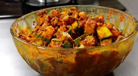 பல மாசத்துக்கு கெட்டுப் போகாது; ருசியான மாங்காய் ஊறுகாய் செய்வது எப்படி?