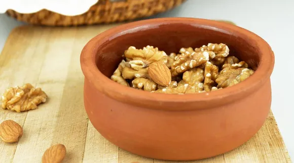 cooking in an earthen pot, earthen pot, Chef Sanjeev Kapoor, மண்பானை சமையல், சமையலுக்கு மண்பாண்டங்களை தயார் செய்வது எப்படி, மண்பானையை தயார் செய்வது எப்படி, மண்பானை சமையலின் நன்மைகள், two ways to season it, earthen pot for cooking, traditional cooking in earthen pot, benefits of earthen pot