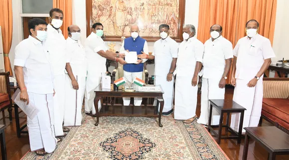 ஆளுனரை சந்தித்த இபிஎஸ்- ஓபிஎஸ்: கொடநாடு கொலை வழக்கில் திமுக பழி வாங்குவதாக புகார்